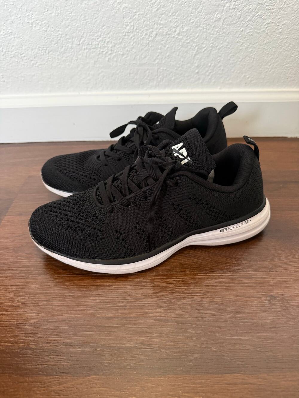 APL TechLoom Pro Sneakers Black White Sz 8.5 Active Running Fitness Workout